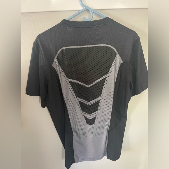 NWT men’s Nike hypercool fitted tee - Picture 2 of 2